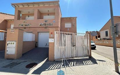 Exterior view of Single-family semi-detached for sale in Yuncos  with Air Conditioner, Heating and Private garden