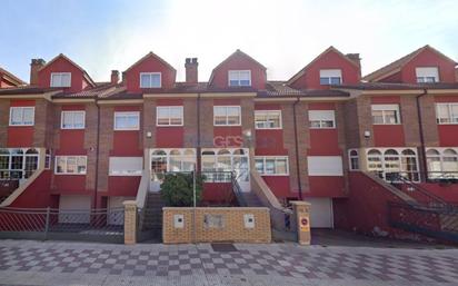 Vista exterior de Casa adosada en venda en Villaquilambre amb Terrassa i Piscina