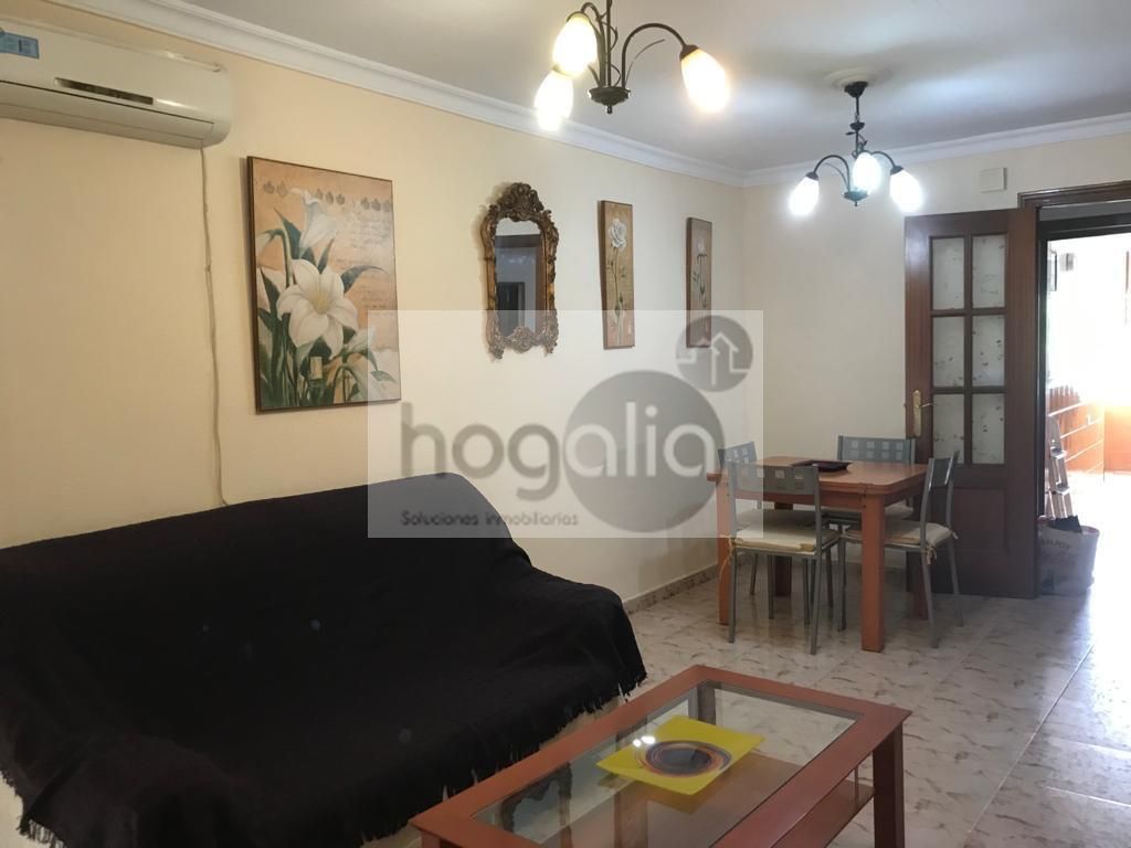 Sala d'estar de Pis de lloguer en  Sevilla Capital amb Aire condicionat, Terrassa i Moblat