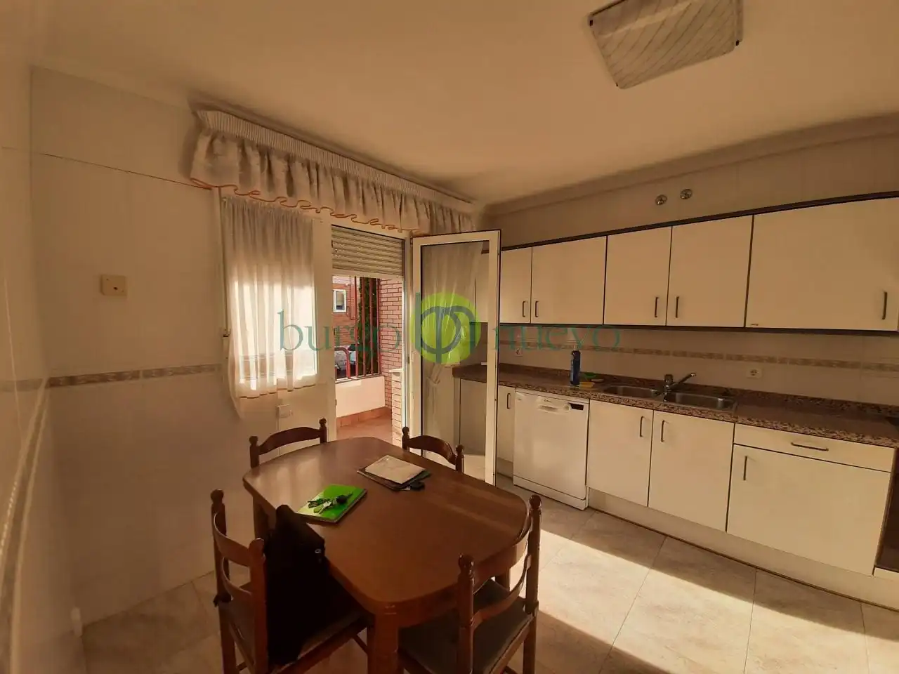 Cuina de Casa adosada en venda en San Andrés del Rabanedo amb Calefacció, Jardí privat i Parquet