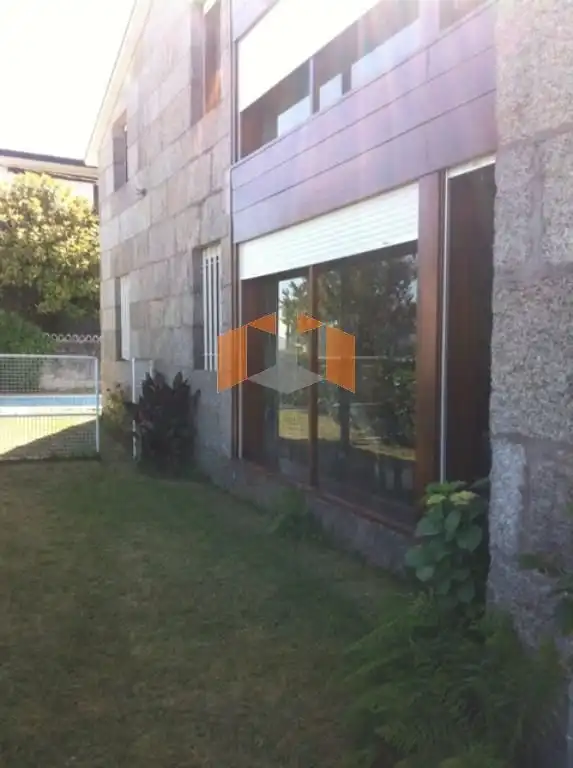 Vista exterior de Casa o xalet en venda en Vigo  amb Jardí privat, Parquet i Traster