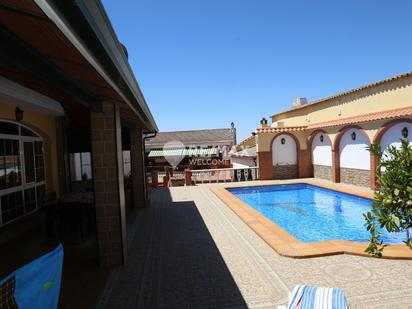 Piscina de Casa o xalet en venda en Valencia de las Torres amb Piscina