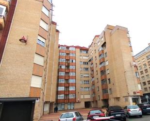 Vista exterior de Pis en venda en León Capital  amb Calefacció i Terrassa