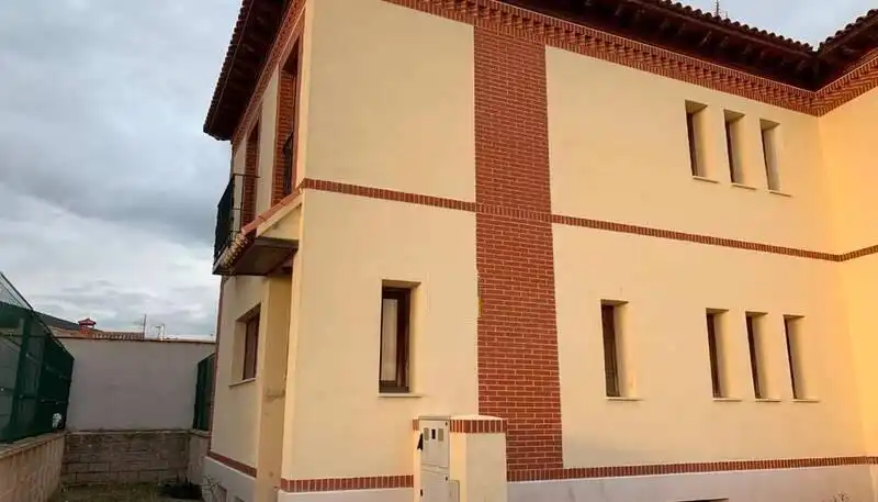 Vista exterior de Casa adosada en venta en Villamayor de Calatrava con Calefacción, Jardín privado y Terraza
