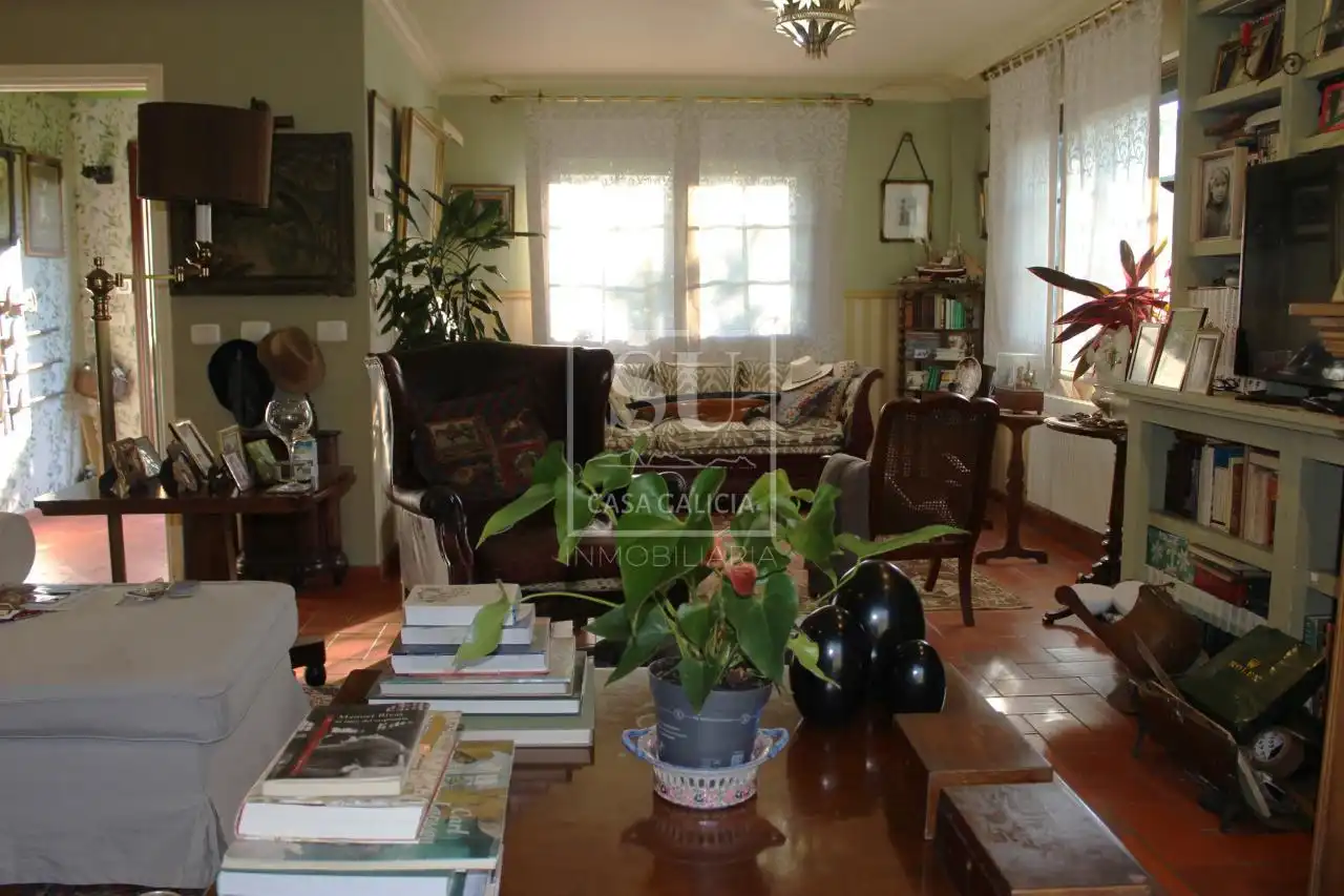 Sala d'estar de Casa o xalet en venda en Gondomar amb Calefacció, Jardí privat i Moblat
