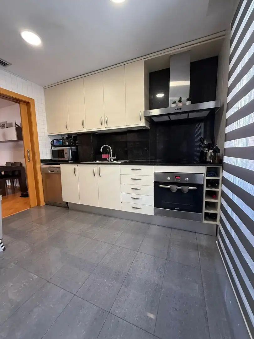 Küche von Maisonette zum Verkauf in L'Hospitalet de Llobregat mit Klimaanlage, Heizung und Parkett