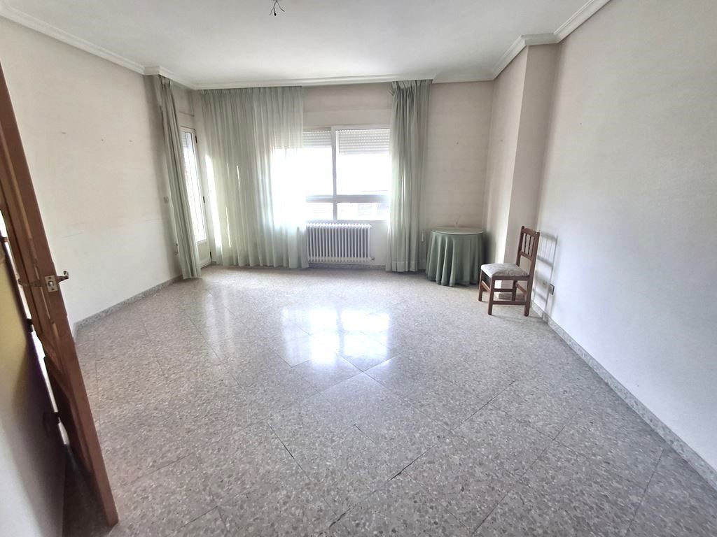 Sala d'estar de Pis en venda en La Roda amb Calefacció, Traster i Balcó