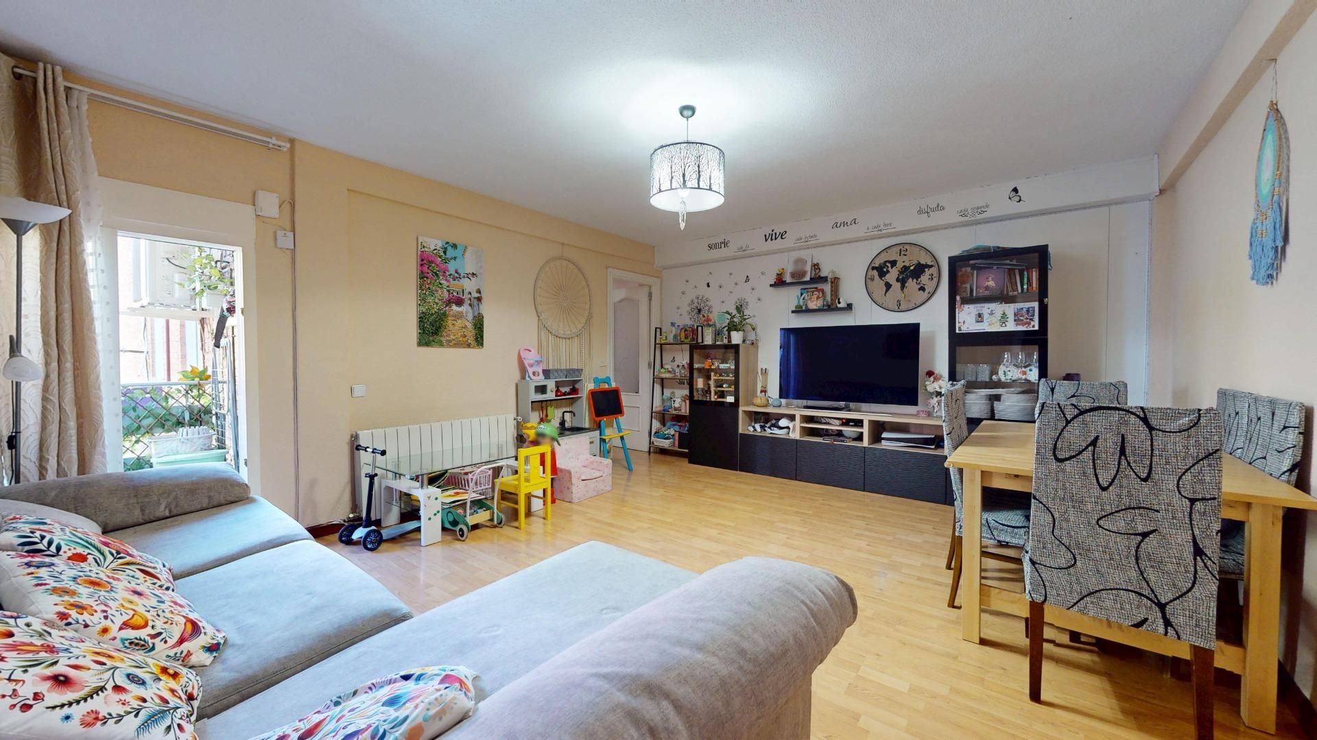 Sala de estar de Piso en venta en  Madrid Capital con Calefacción y Terraza