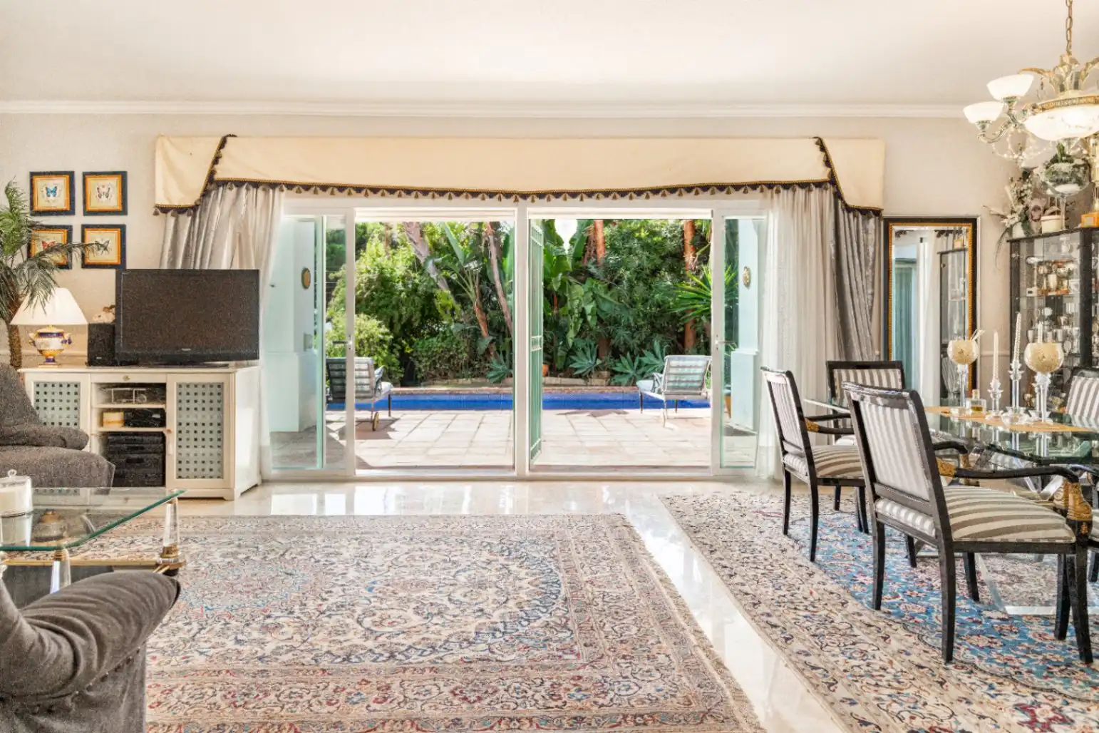 Menjador de Casa o xalet en venda en Marbella amb Aire condicionat, Calefacció i Jardí privat