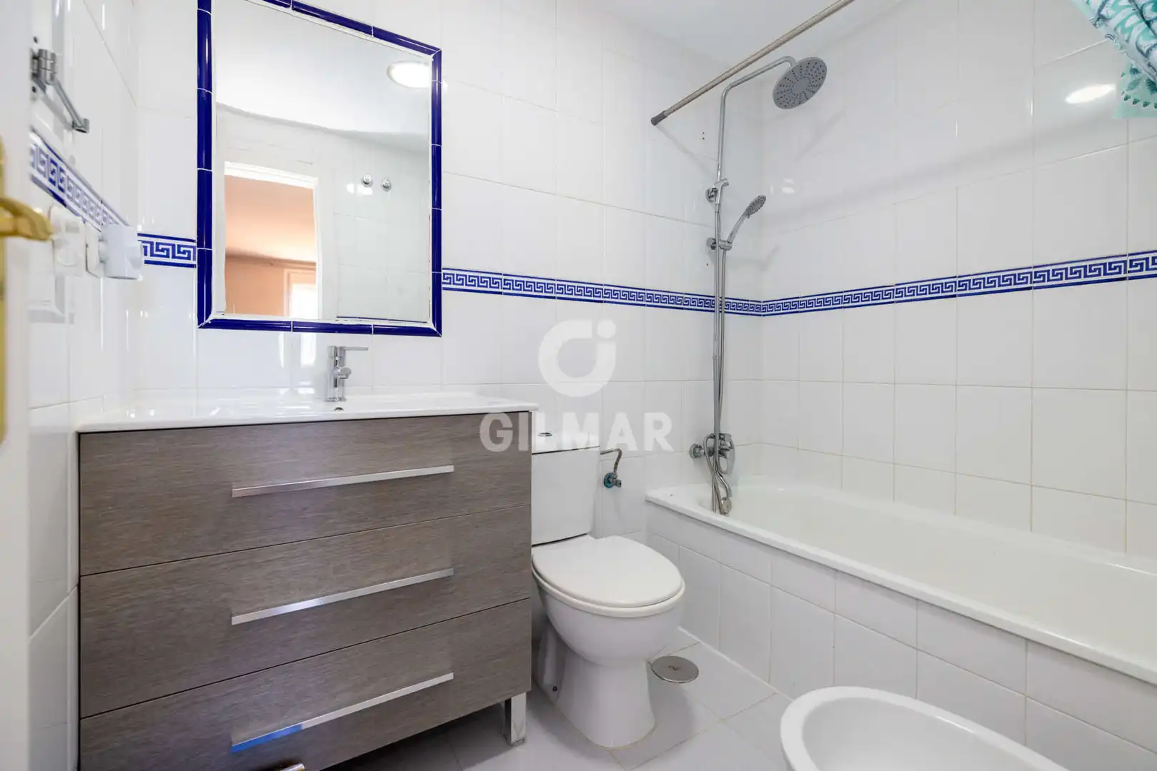 Baño de Piso en venta en Casares con Jardín privado, Trastero y Piscina