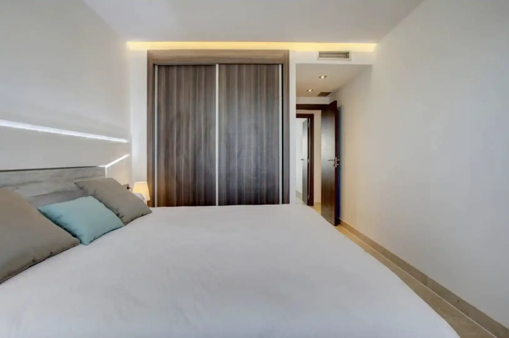 Habitación de Apartamento en venta en Marbella con Aire acondicionado, Piscina y Amueblado