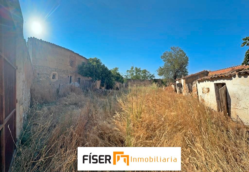 Casa o xalet en venda en Medina de las Torres amb Jardí privat
