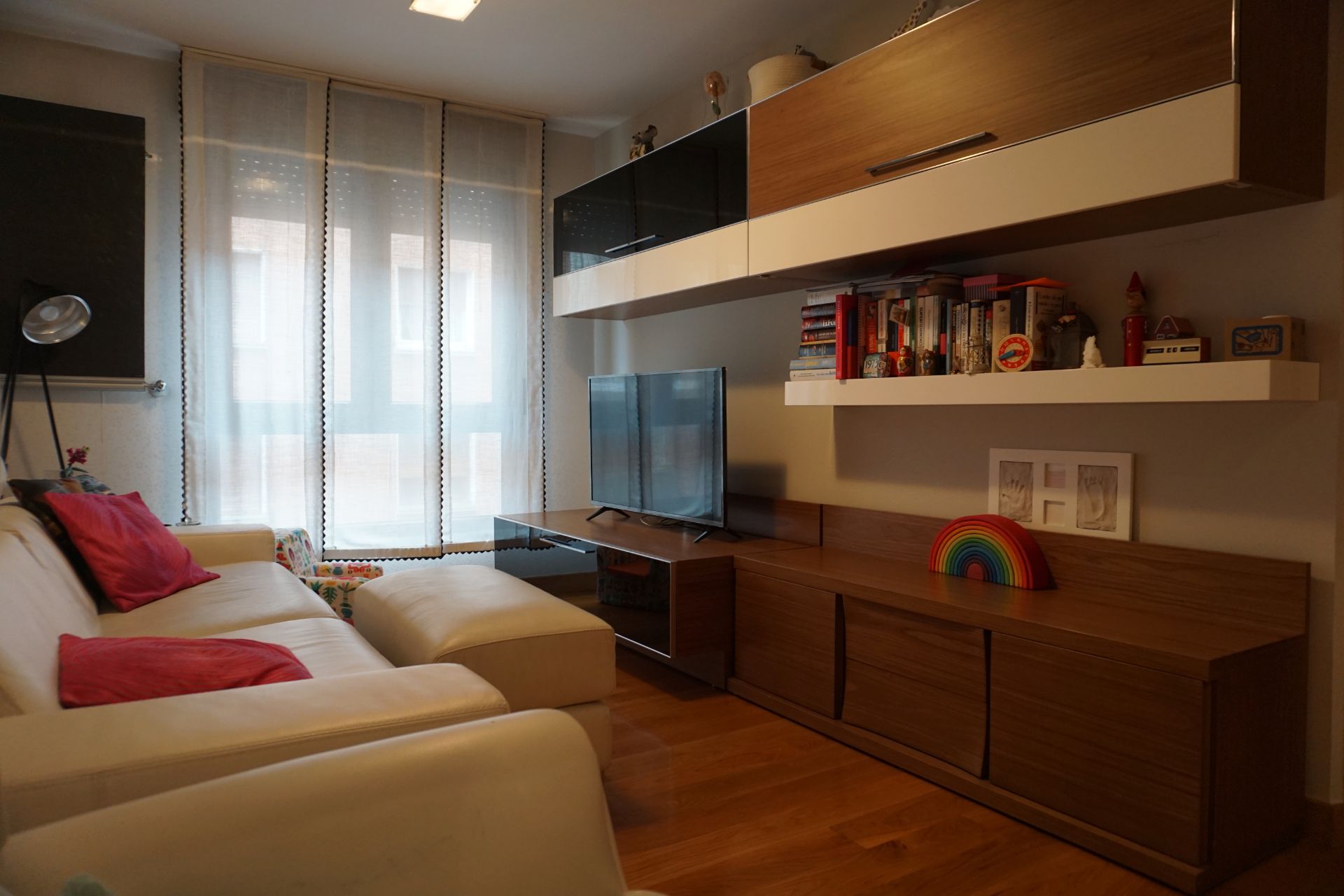 Sala d'estar de Pis en venda en Basauri  amb Calefacció, Moblat i Balcó