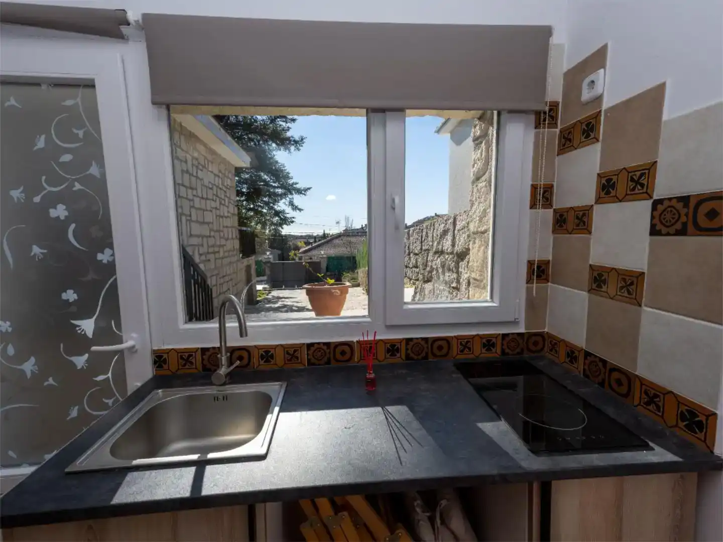 Cocina de Apartamento de alquiler en La Cabrera con Jardín privado