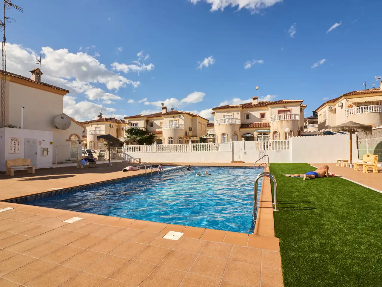 Piscina de Casa adosada en venda en Torrevieja amb Aire condicionat, Calefacció i Jardí privat