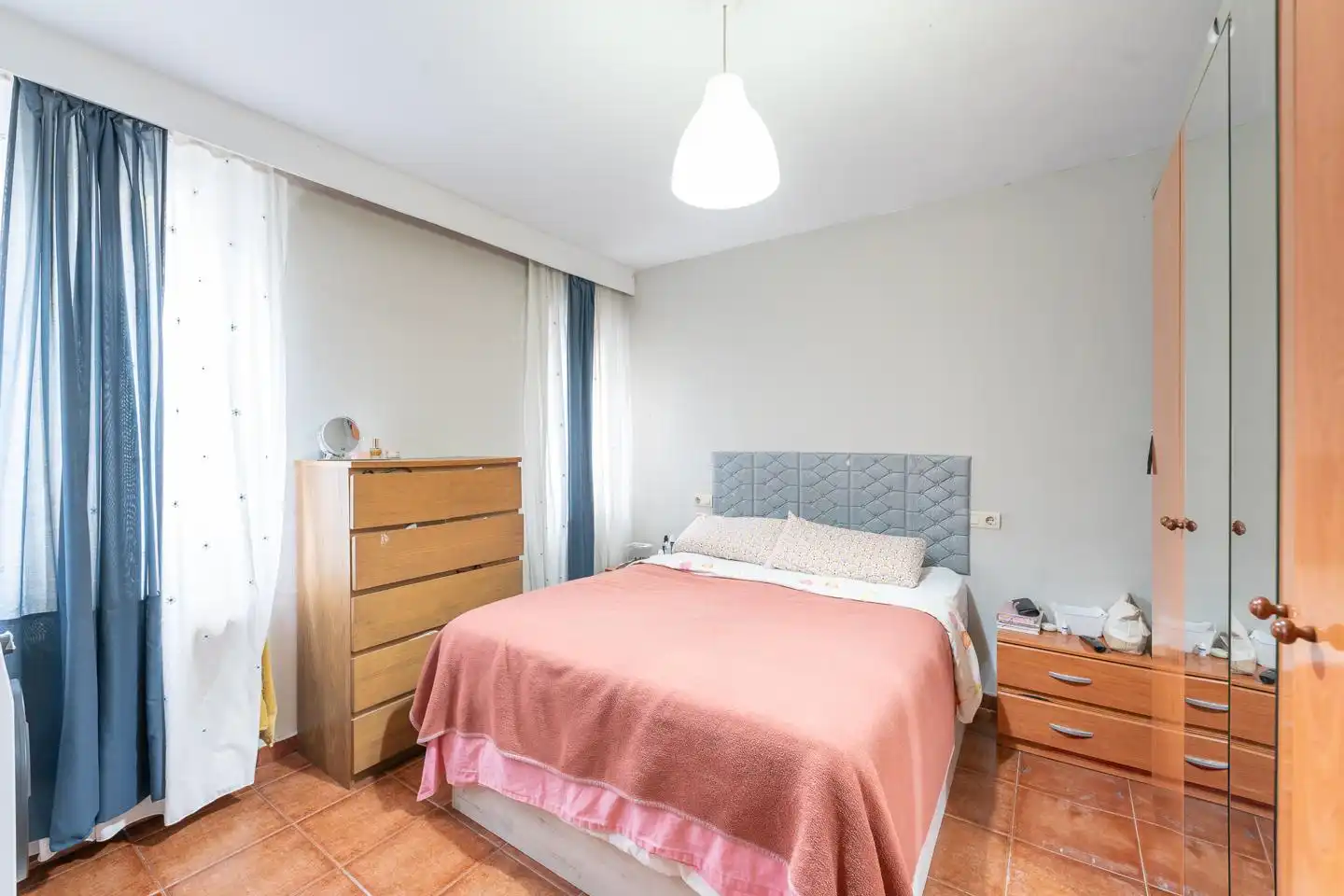 Habitación de Planta baja en venta en Oviedo  con Calefacción y Amueblado