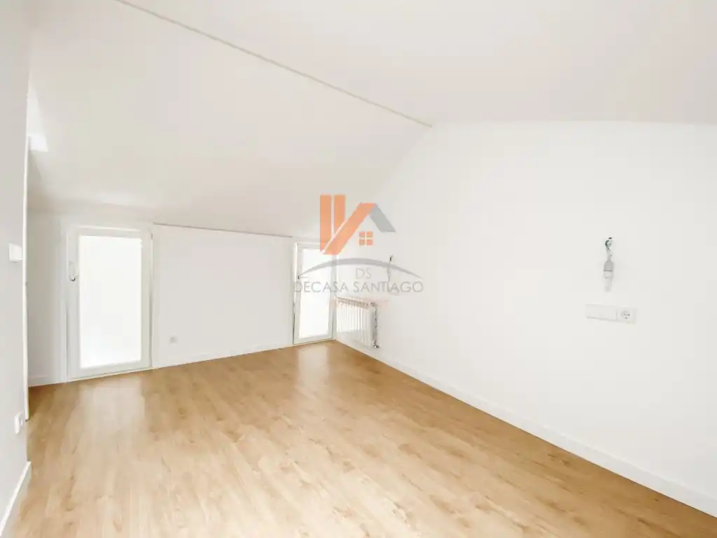 Casa adosada en venta en Santiago de Compostela  con Balcón