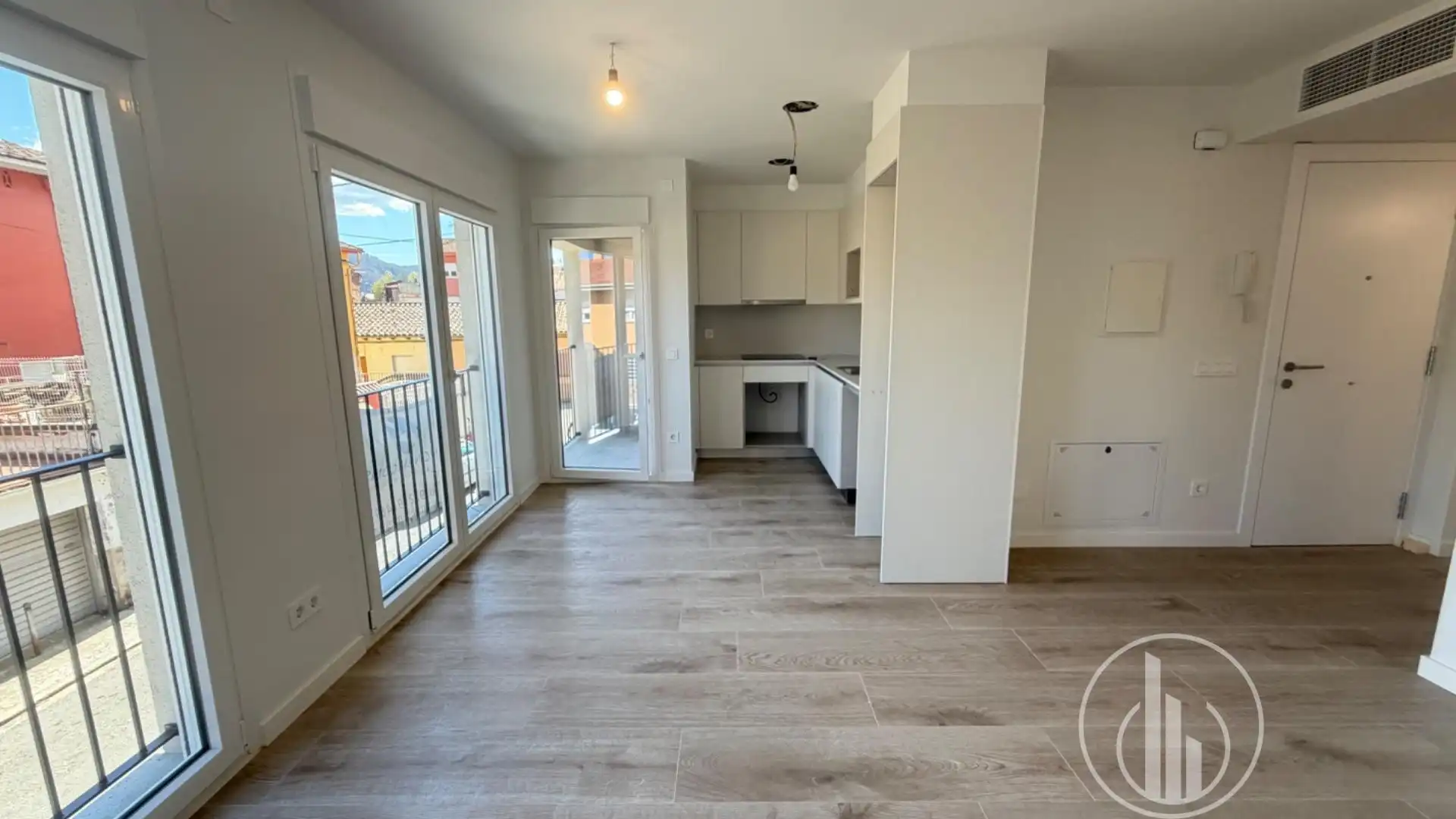 Vista exterior de Pis en venda en Olot amb Terrassa i Balcó