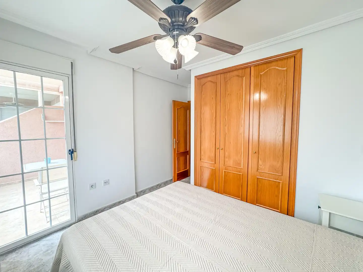 Habitación de Apartamento de alquiler en Santa Pola con Terraza, Piscina y Amueblado
