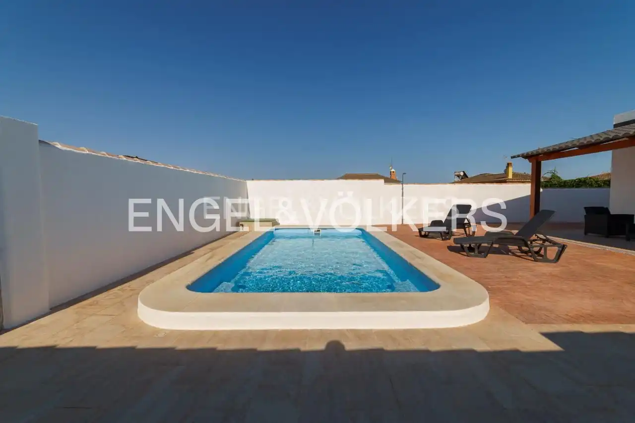 Piscina de Casa adosada de alquiler en Chiclana de la Frontera con Aire acondicionado, Calefacción y Terraza