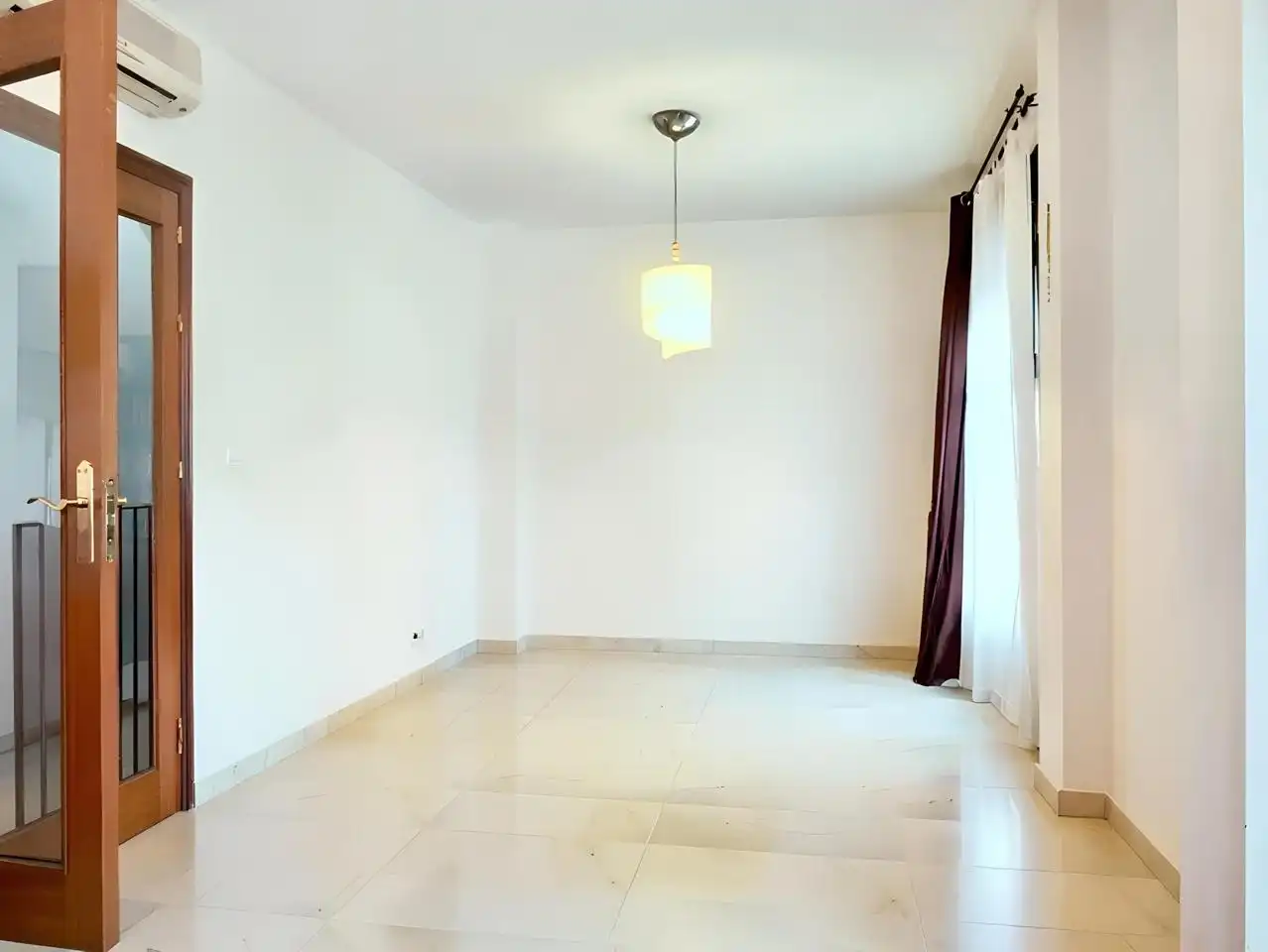 Sala de estar de Casa adosada en venta en Sevilla con Aire acondicionado, Calefacción y Parquet