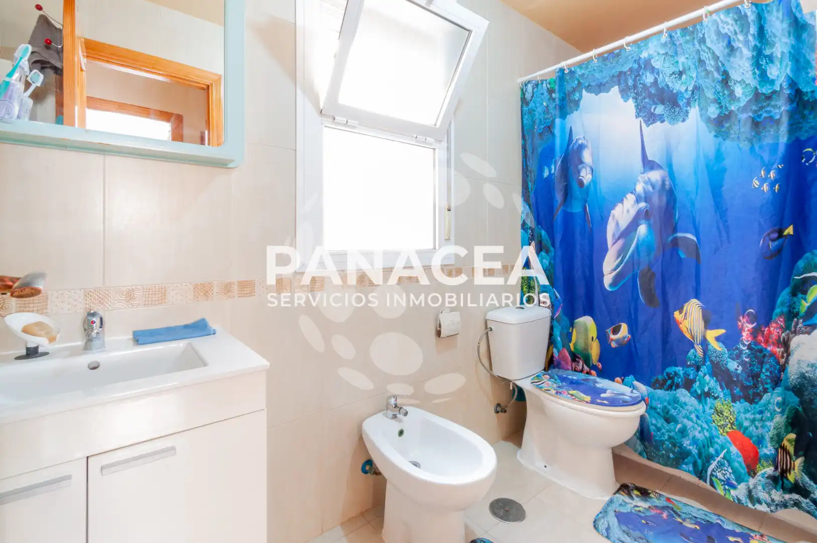Baño de Piso en venta en Roquetas de Mar con Amueblado, Horno y Lavadora