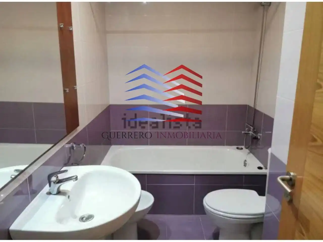 Bathroom of Apartments for sale in Ourense Capital   with Heating, Parquet flooring and Storage room