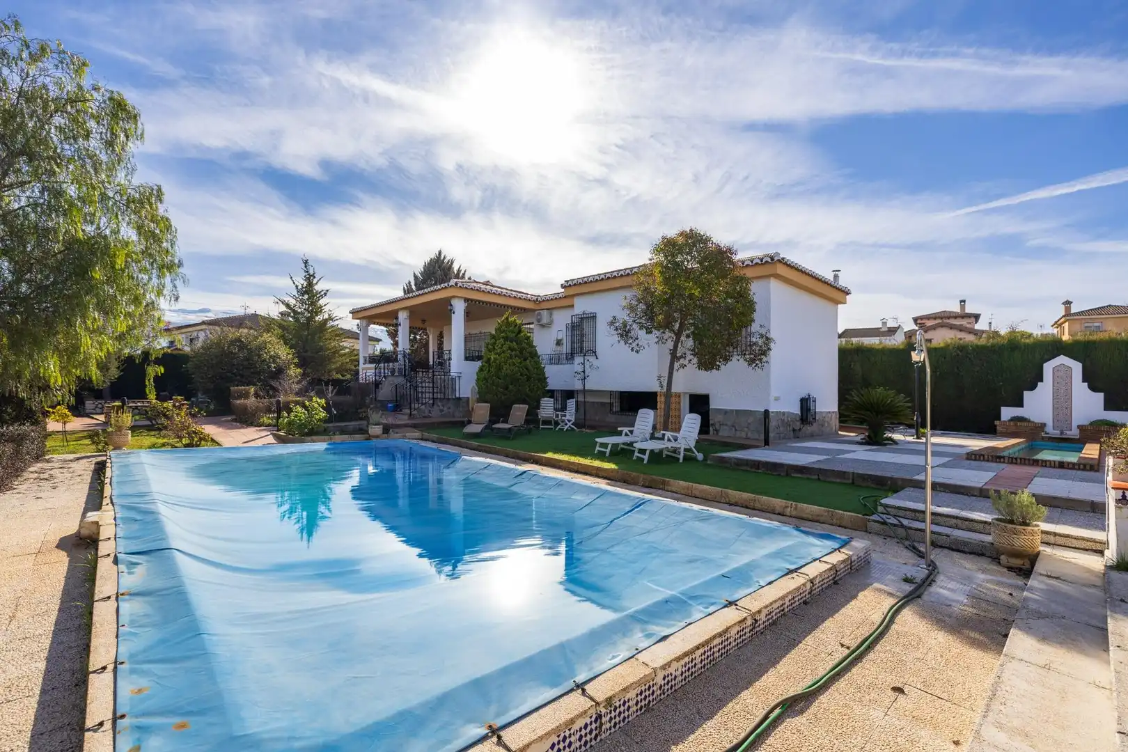 Chalet con piscina en venta en Calle Lindaraja, imagen 2