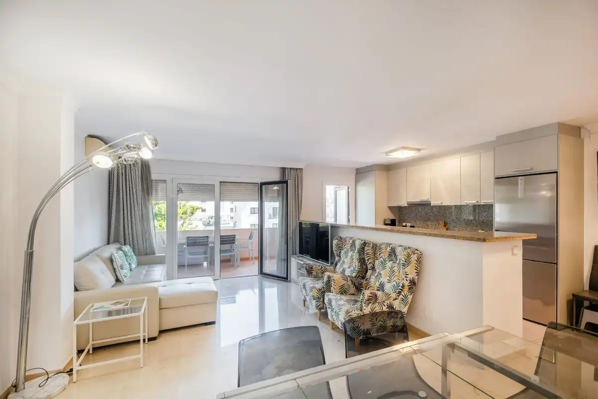 Sala d'estar de Apartament en venda en Marbella amb Aire condicionat, Calefacció i Jardí privat