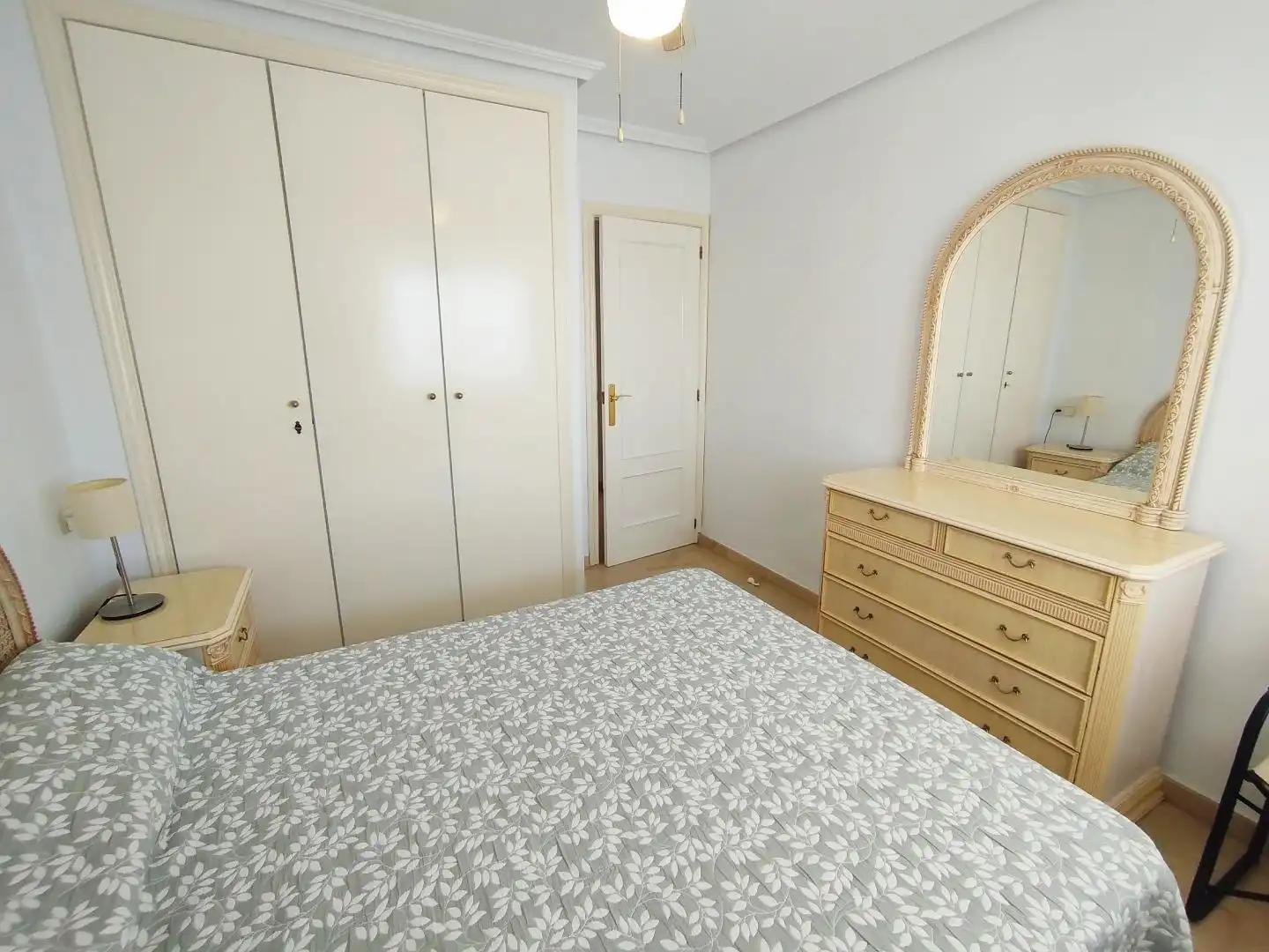 Habitación de Apartamento de alquiler en El Puig de Santa Maria con Terraza, Piscina y Amueblado