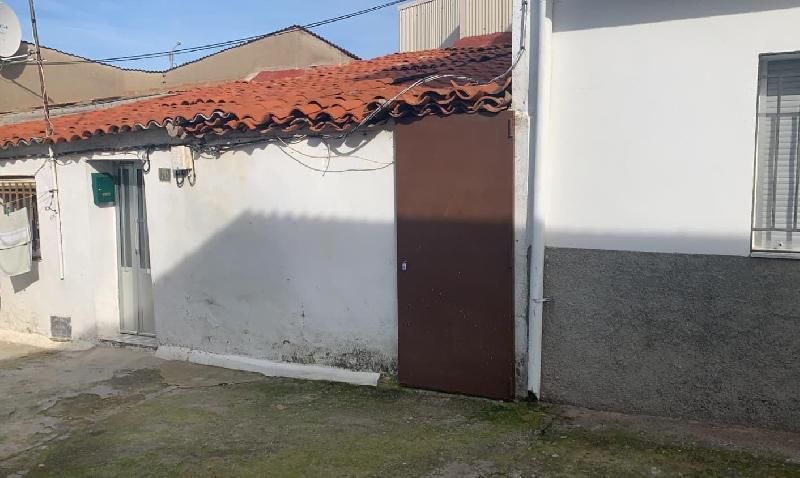 Vista exterior de Casa o xalet en venda en Zorita amb Jardí privat