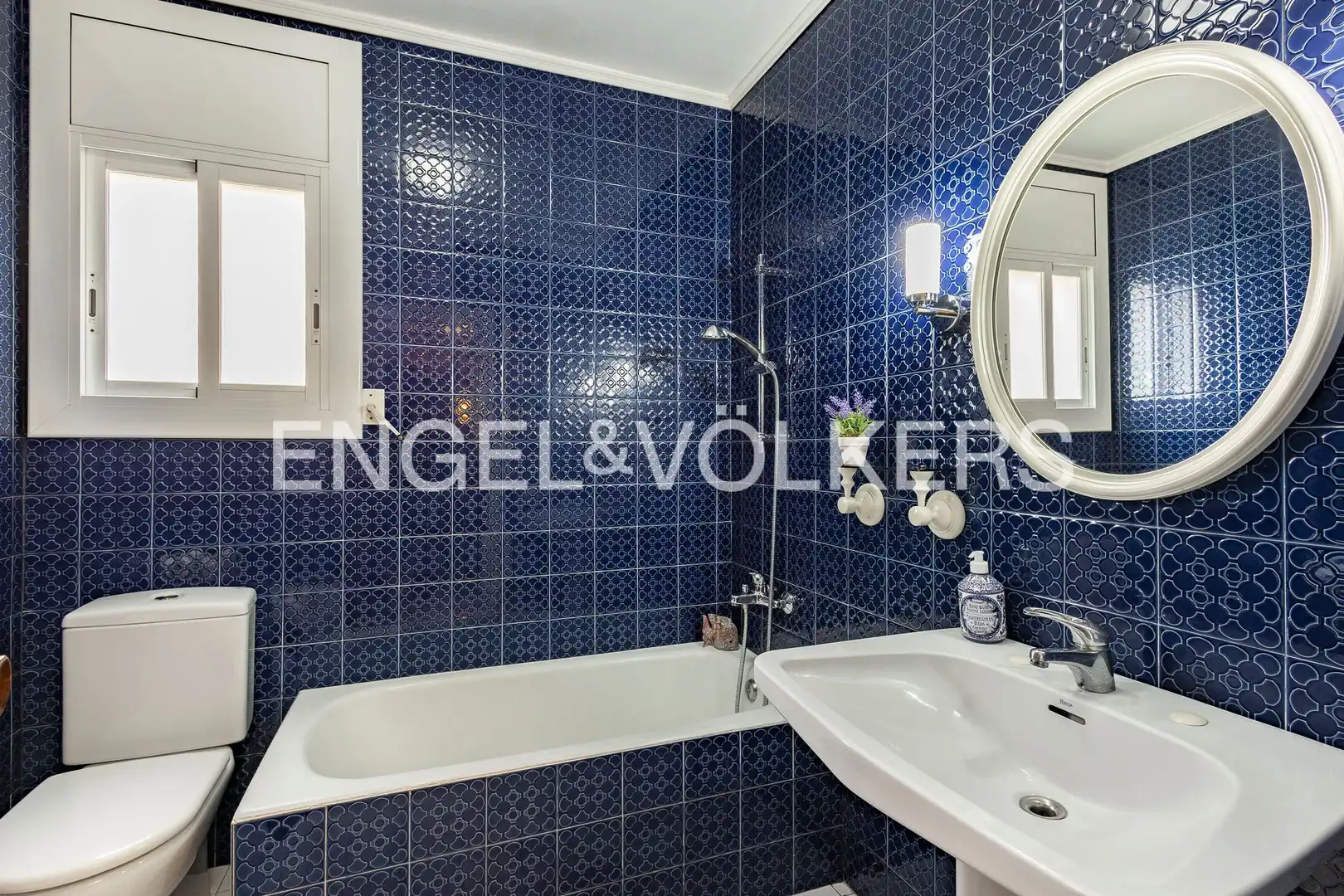 Baño de Casa o chalet en venta en Vilanova i la Geltrú con Aire acondicionado, Calefacción y Jardín privado