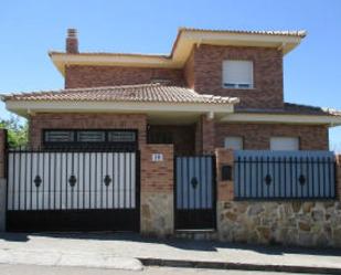 Exterior view of Single-family semi-detached for sale in Méntrida