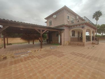 Chalet con piscina en venta en Albatera