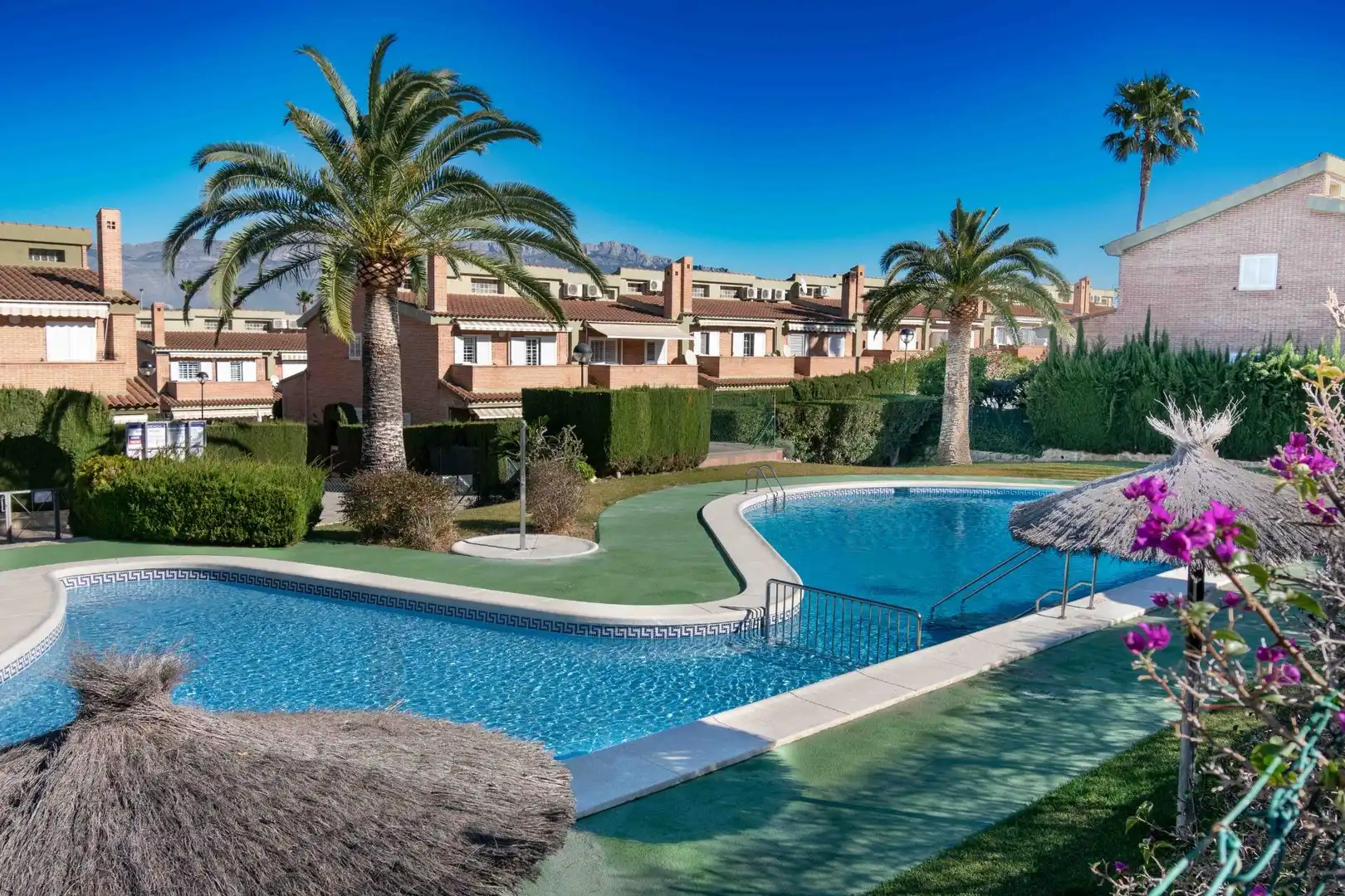 Vista exterior de Casa o xalet en venda en L'Alfàs del Pi amb Calefacció, Piscina i Moblat