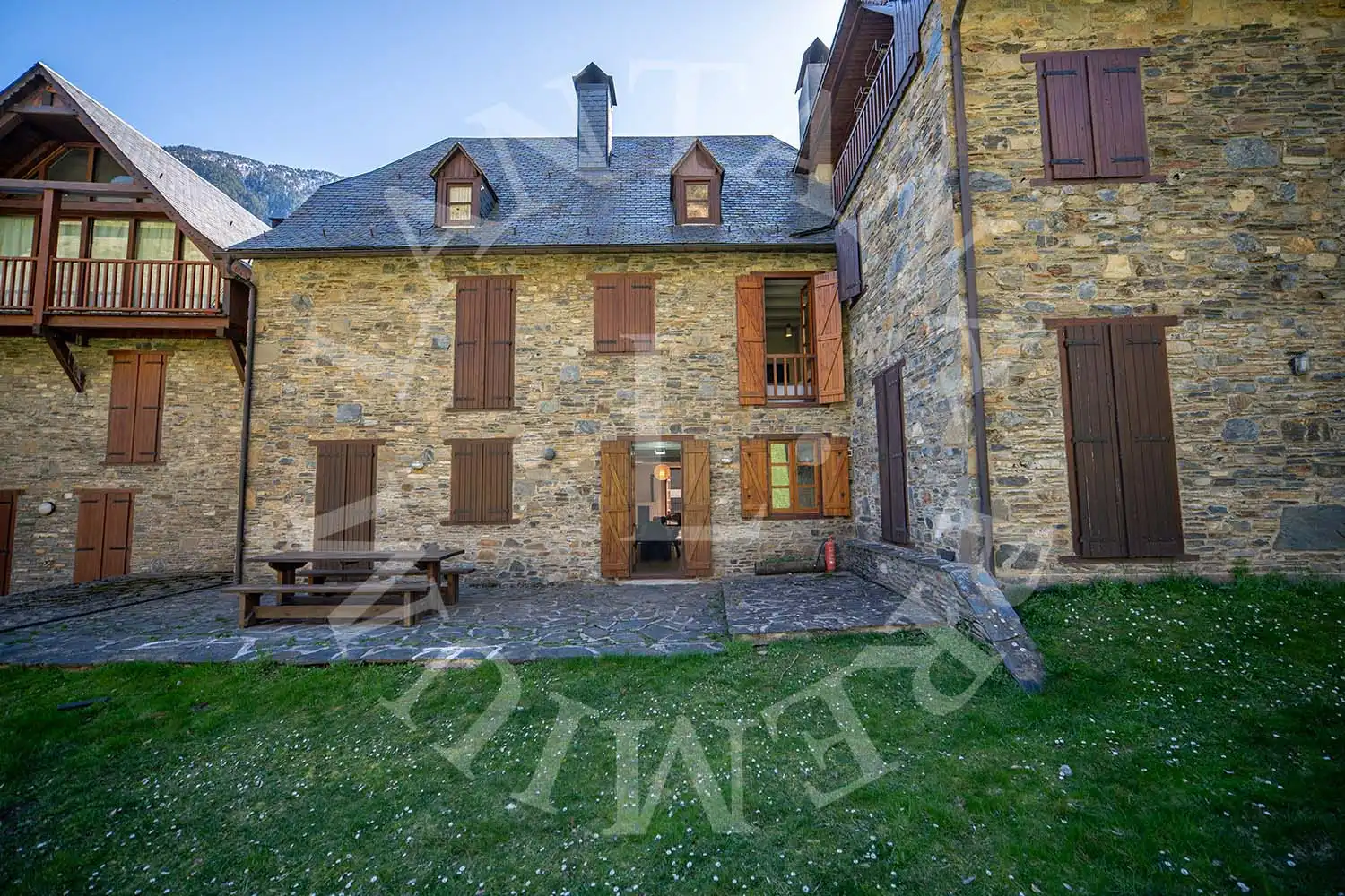 Vista exterior de Casa adosada en venta en Naut Aran con Calefacción, Jardín privado y Terraza