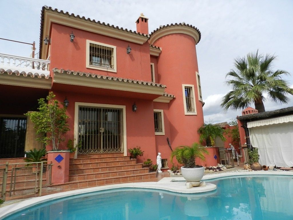 Vista exterior de Casa o xalet en venda en Marbella amb Jardí privat, Terrassa i Traster