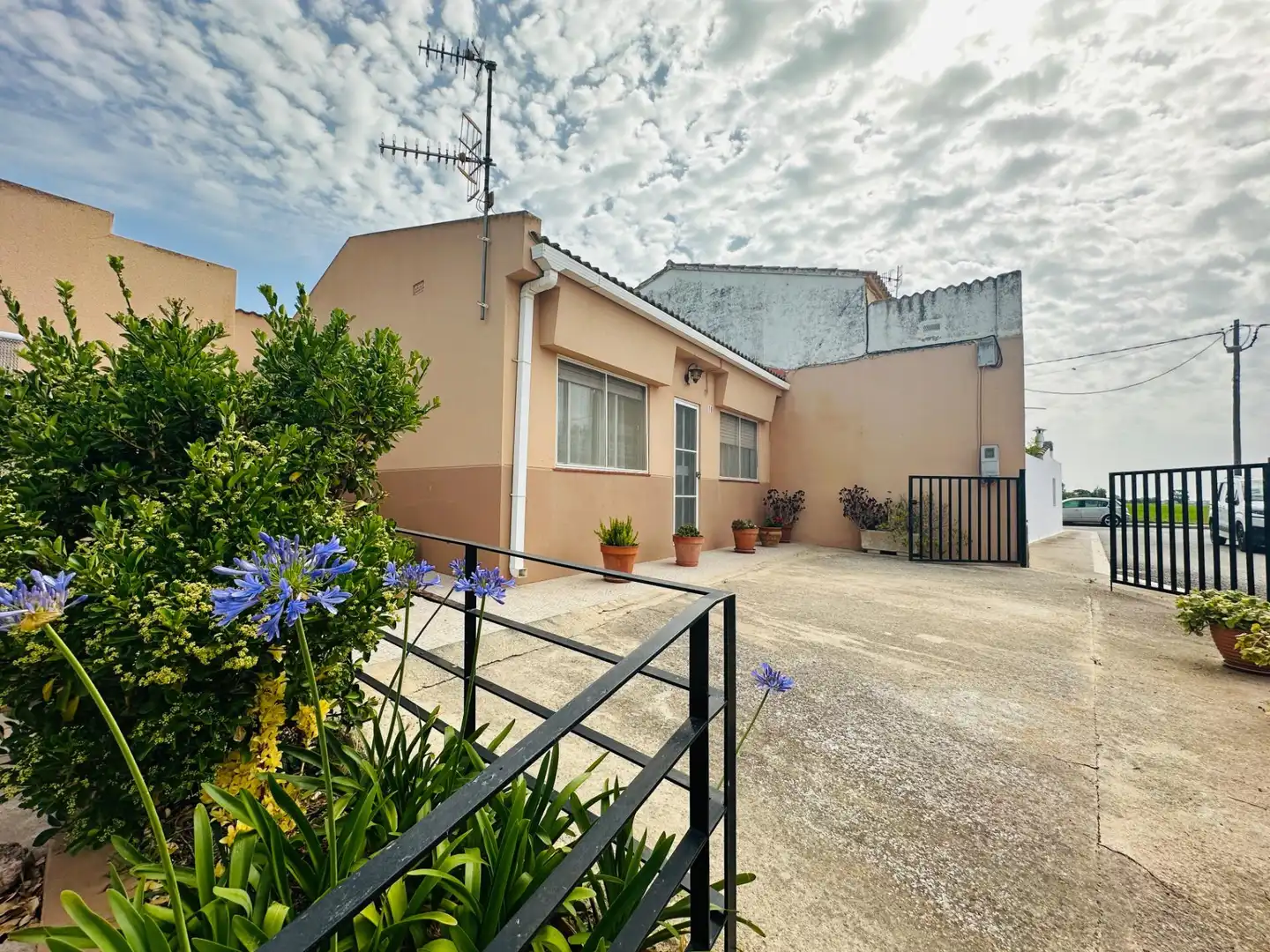 Vista exterior de Casa o xalet en venda en Sant Jaume d'Enveja amb Jardí privat i Moblat