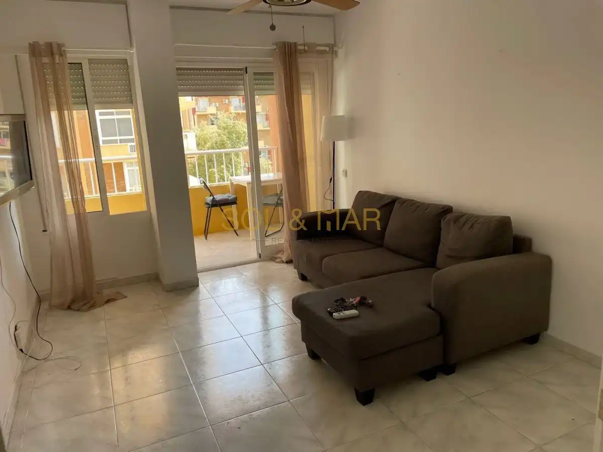 Sala d'estar de Apartament de lloguer en Benalmádena amb Aire condicionat i Terrassa