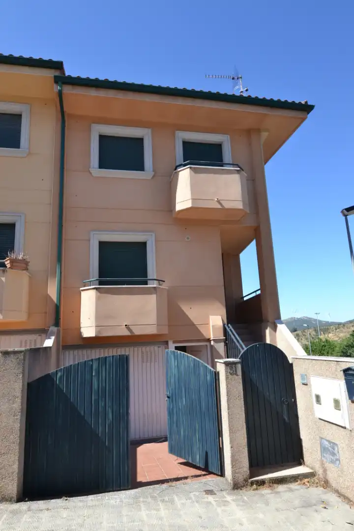 Außenansicht von Einfamilien-Reihenhaus zur Miete in Plasencia mit Klimaanlage, Heizung und Terrasse