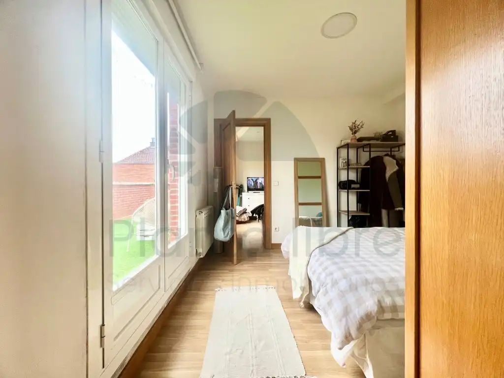 Schlafzimmer von Dachboden zum Verkauf in Lardero mit Klimaanlage, Terrasse und Möbliert