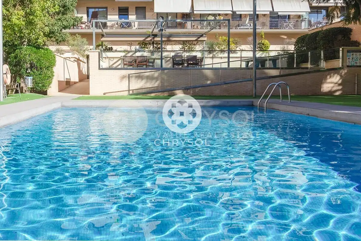 Piscina de Pis en venda en Barcelona amb Aire condicionat, Calefacció i Jardí privat