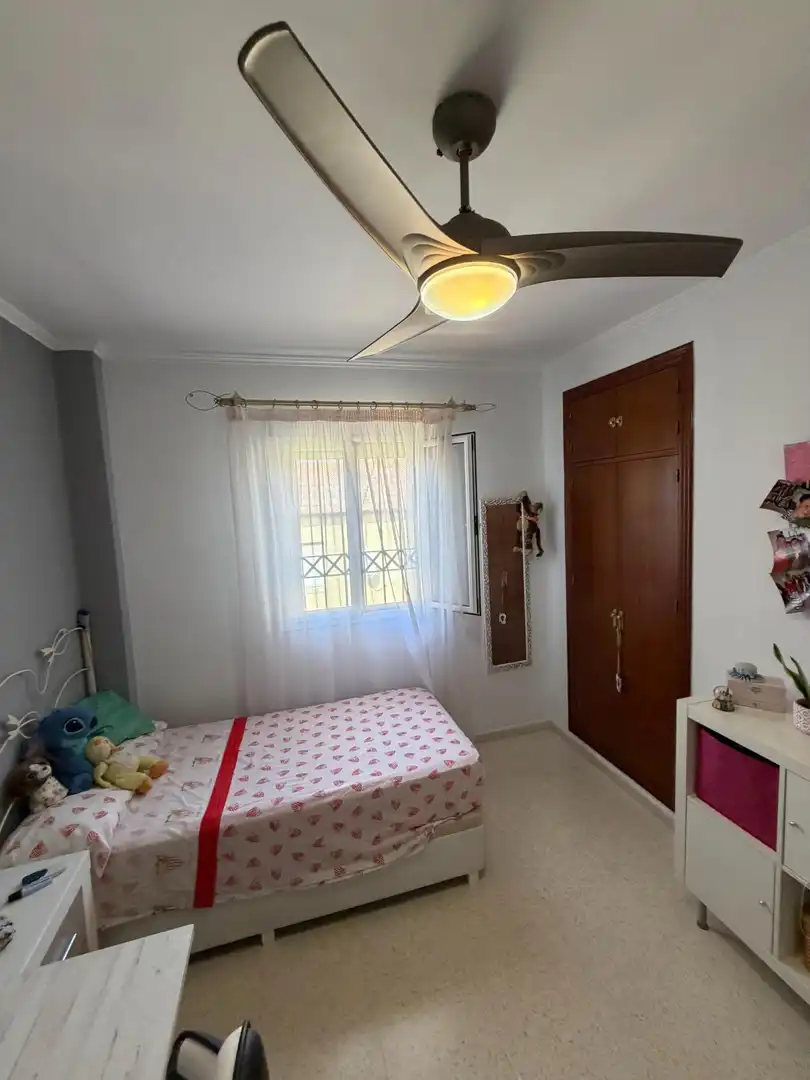 Dormitori de Casa adosada en venda en Bollullos de la Mitación amb Jardí privat