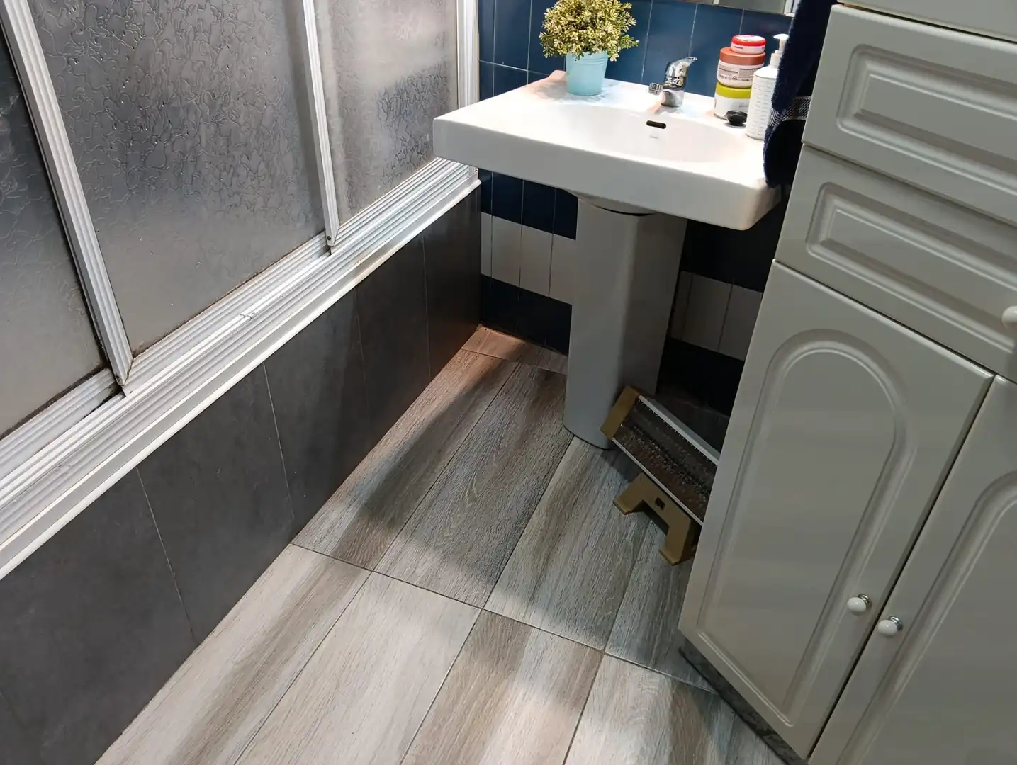 Bathroom of Flat for sale in Sevilla  with Air Conditioner, Terrace and Balcony