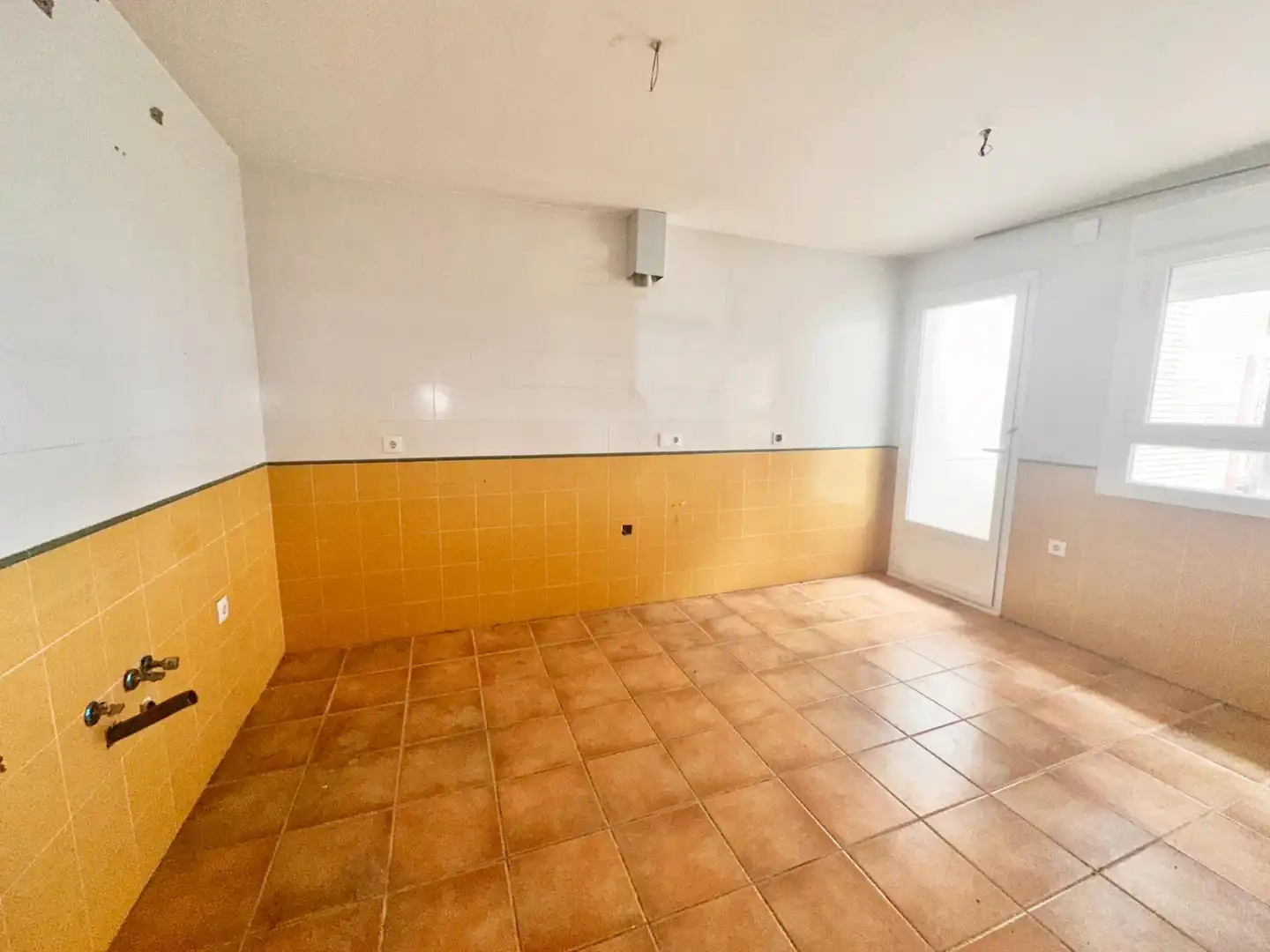 Küche von Einfamilien-Reihenhaus zum Verkauf in Cabezamesada mit Heizung, Privatgarten und Terrasse