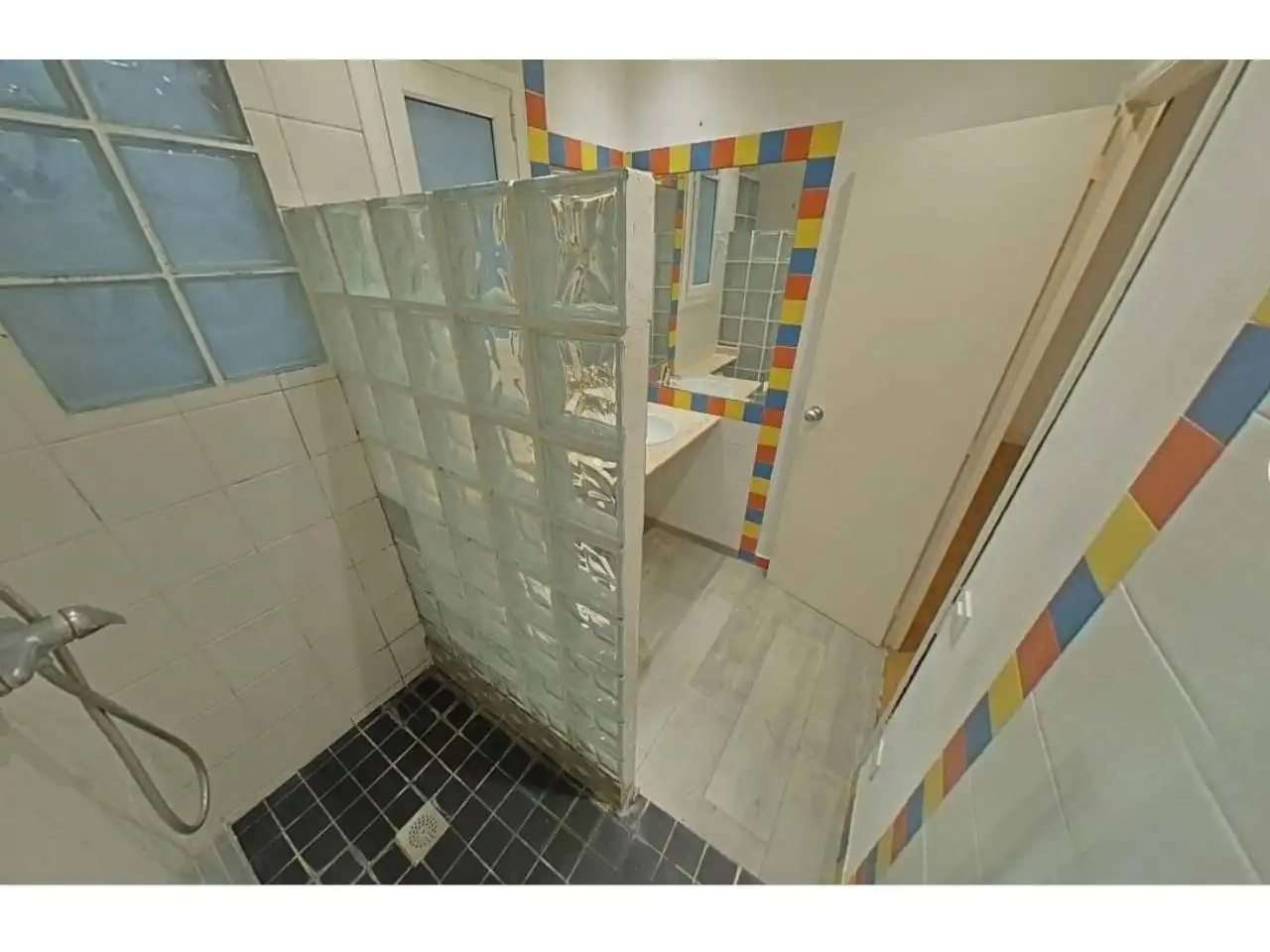 Bathroom of Flat for sale in Barcelona  with Parquet flooring and Storage room
