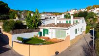 Vista exterior de Casa o xalet en venda en Alella amb Calefacció, Jardí privat i Terrassa