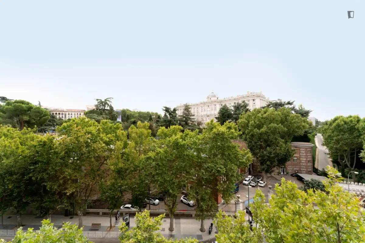Außenansicht von Wohnungen zur untervermieten in Madrid mit Möbliert, Ofen und Waschmaschine