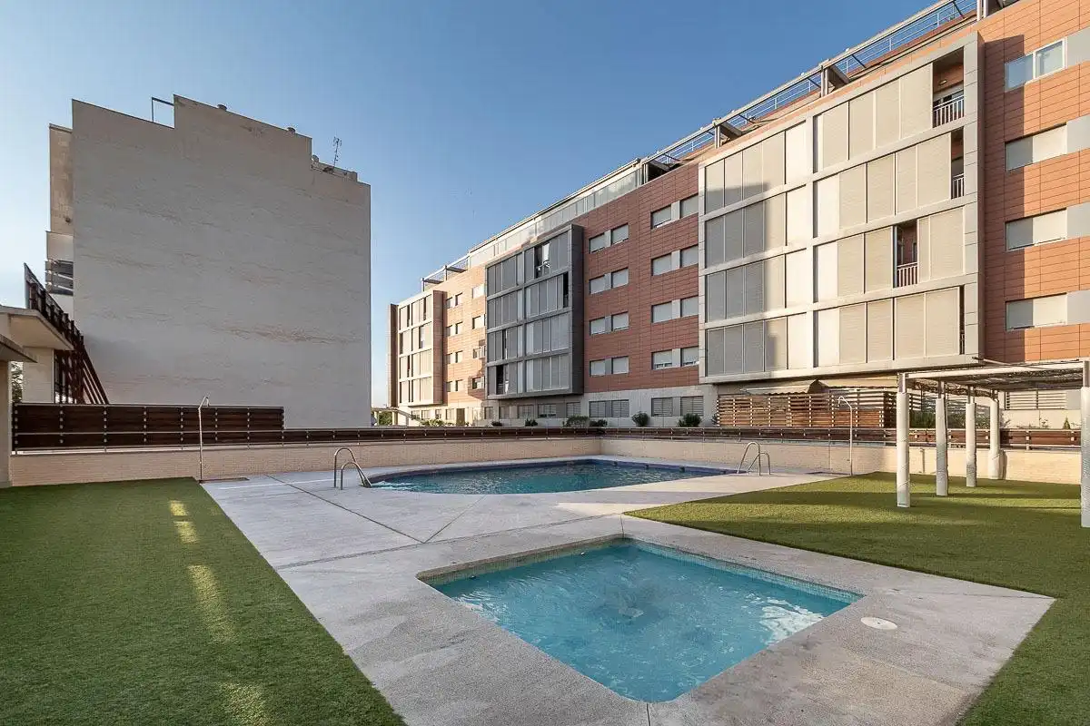 Piscina de Pis de lloguer en Armilla amb Aire condicionat, Calefacció i Jardí privat