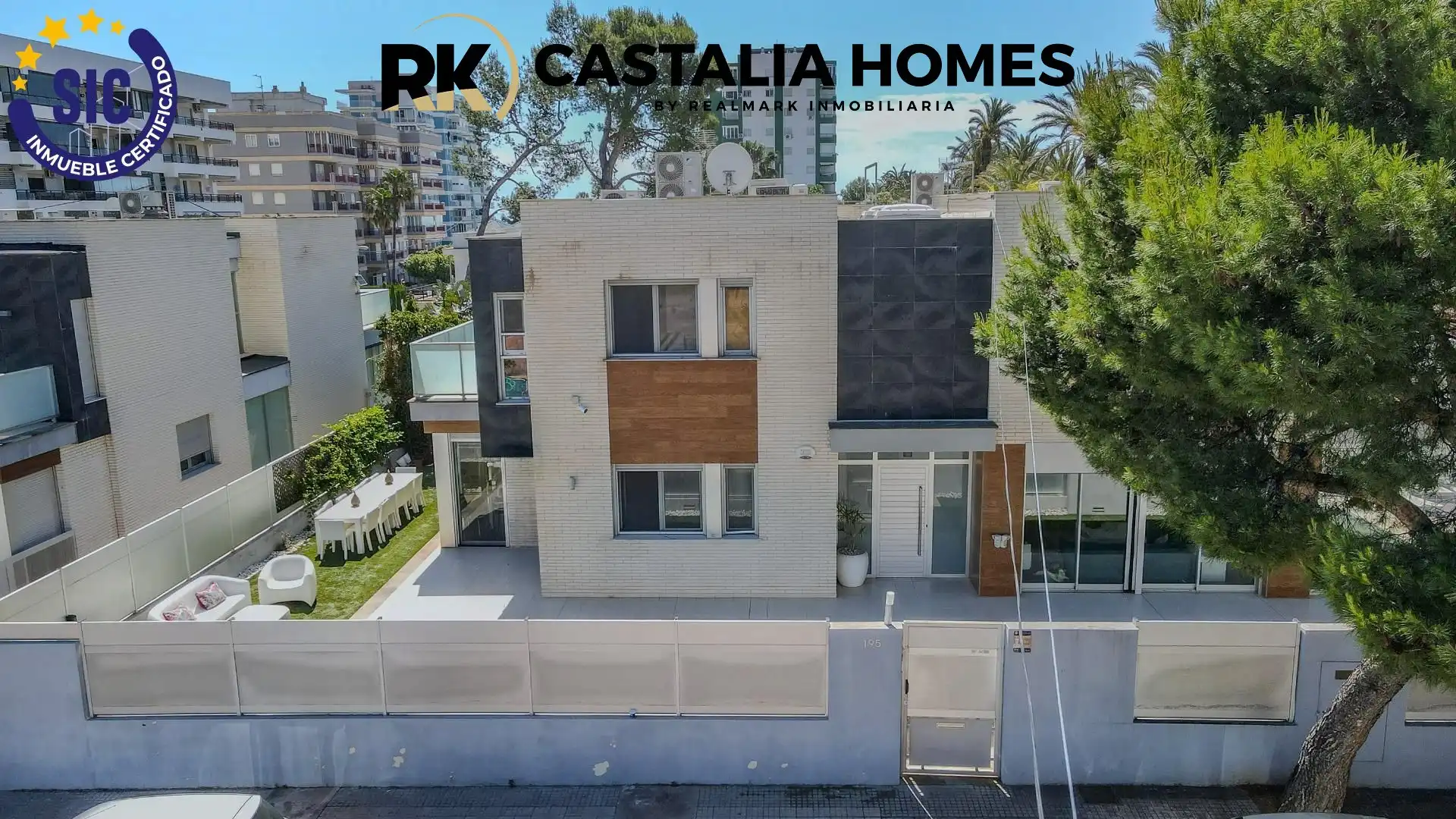 Vista exterior de Casa o xalet en venda en Benicasim / Benicàssim amb Aire condicionat, Calefacció i Jardí privat